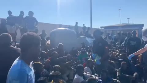 Na italský ostrov Lampedusa za jediný den na 112 člunech připlulo 5 000 migrantů z Afriky!