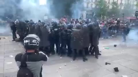 ⚠️🚨Francia 🇫🇷 Il POPOLO e' STANCO!!! La Polizia ATTACCATA e CACCIATA!!!