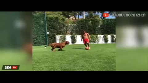 Messi reggatea a su perro