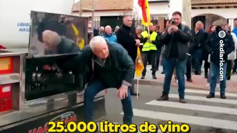 Agricultores españoles vierten 25.000 litros de vino francés en protesta