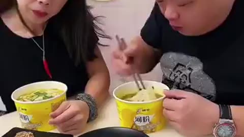 Husband and wife eat for Chinese language funny