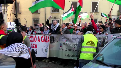 Milano, manifestanti cantano bella ciao durante la manifestazione in favore della Palestina
