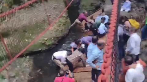 RS - Colapsa puente colgante con el alcalde de Cuernavaca y otros funcionarios durante su reapertura