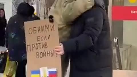 俄罗斯男子在莫斯科的街头做社会实验