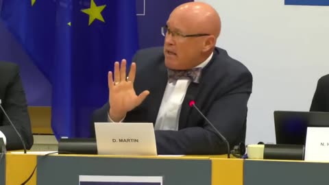 Dr. David Martin apresenta fatos ao Parlamento Europeu