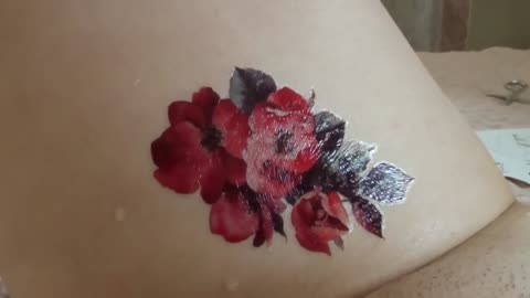 Temporary tattoo of a rose on my leg. How to get a temporary tattoo? Video instruction
