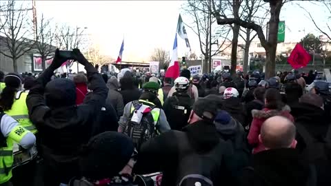 French COVID protest defies Paris stay-away order