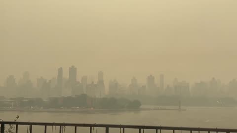 Dense wildfire smoke envelopes Manhattan cityscape