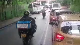 Video: Reportan imprudencia de una buseta en la carretera antigua