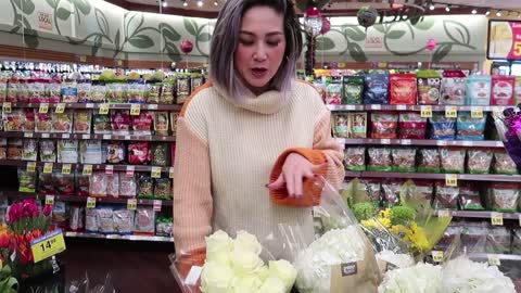 DIY FLOWER ARRANGEMENT under $30 with Grocery Store Flowers | Julie Khuu