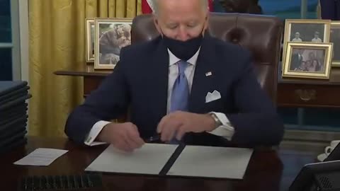 Joe Biden _signs_his_first_executive_orders_in_the_Oval_Office_on_Jan_20_2021