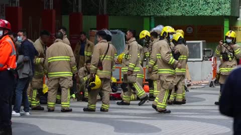 Más de 300 personas atrapadas en incendio en rascacielos de Hong Kong