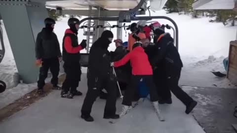 "Man arrested at a ski resort in Canada" for not wearing a mask