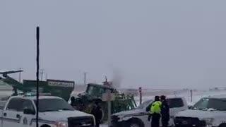 🇨🇦 Farmers break through RCMP barricades setup near Coutts!!!