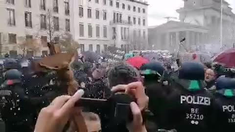 Wasserwerfer gegen das Volk