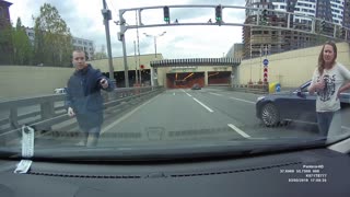 Car Loses Wheel in Traffic