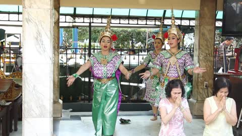 typical thai dancers