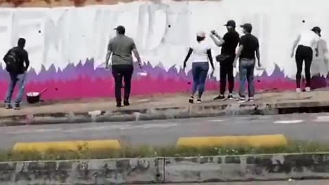 Video: Con pintura blanca, borraron los murales de la Puerta del Sol en bucaramanga