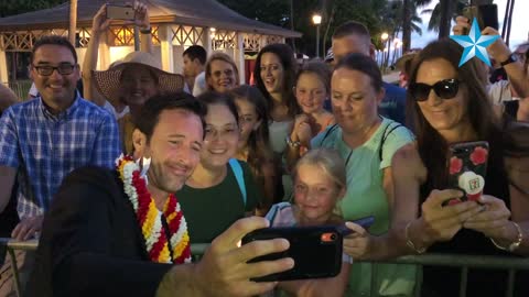 'Hawaii Five-0' actor Alex O'Loughlin snaps selfies with fans in Waikiki