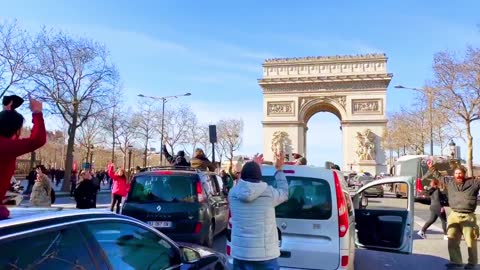LOVE THAT BIG, BEAUTIFUL FREEDOM CONVOY MARCHING ON CHAMPS-ÉLYSÉES!!!