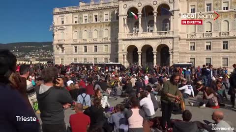 2021-10-18 Sgombero violento della Polizia alla manifestazione noGreenPass - Porto di Trieste