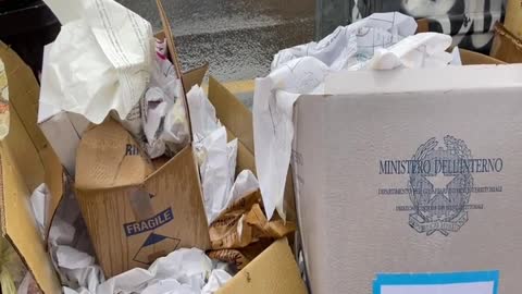 Roma, urne elettorali abbandonate tra i rifiuti