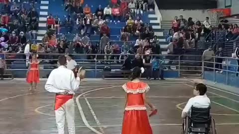 Niño en silla de ruedas se vuelve viral por su baile