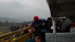 Hombres de la Guardia Venezolana rompieron la barrera y desertaron