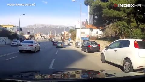 Pogledajte kako je u Splitu vozač skoro izazvao sudar