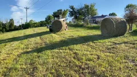 Moving 2000lbs of hay with the massive Bobcat 975!