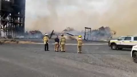 BREAKING: Firefighters are battling a Massive fire at a fertilizer plant in Moses, Washington🔥