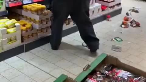 WATCH: Buffet slayer looting for freedom.