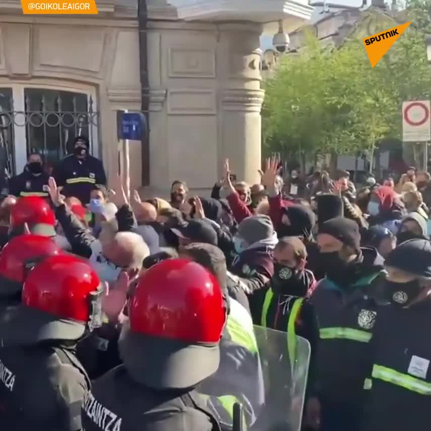 17/04/2021 SPAGNA: LA POLIZIA MANGANELLA I MANIFESTANTI