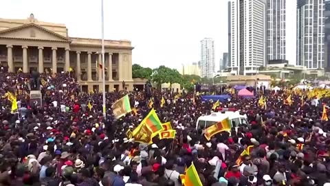 "SRI LANKAS' REVOLUTION" Thousands Storm President’s Palace. Colombo Sri Lanka Protests