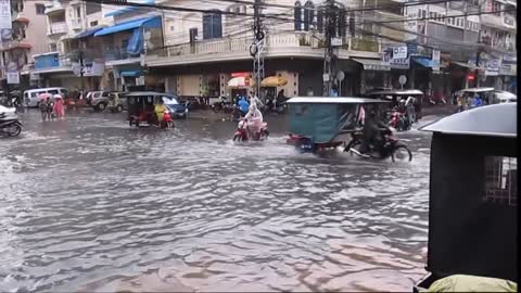 Cambodia កម្ពុជា, Phnom Penh រាជធានី​ភ្នំពេញ - flooded intersection after rain - 2014-08