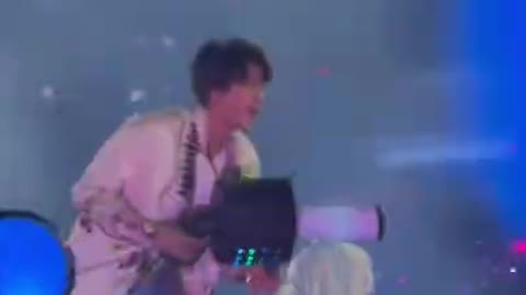 i miss this jin in LA ptd concert -He is having so much fun in it 😍