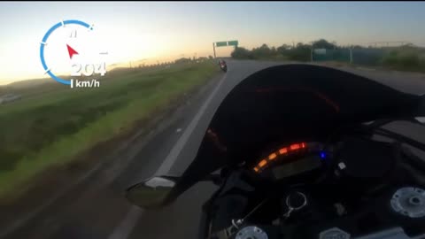Motociclista morre ao bater em carro a mais de 140 km/h na rodovia CE-085
