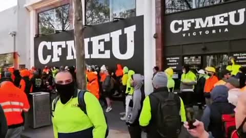 “Here come the cops” @ CFMEU HQ 🤣