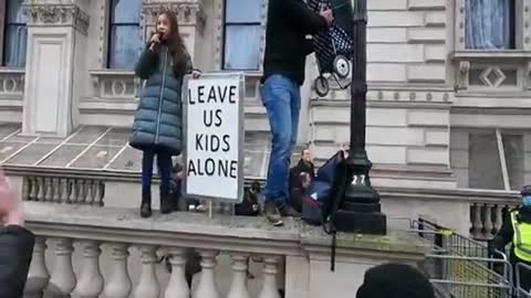 ♣ Young Girl Speaks Out At Downing Street [mirrored]