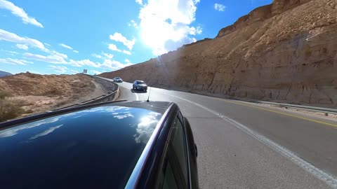 Descendo a cratera de Ramon no Deserto do Negev em Israel, de carro.