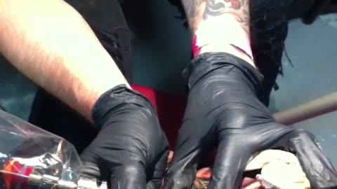 Robert Hernandez tattooing my leg