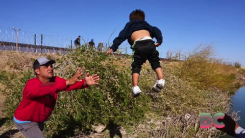 Migrant babies thrown over border as 1,000 rush El Paso seeking asylum