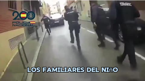 España | Agentes de la Policía Nacional salvan la vida de un niño