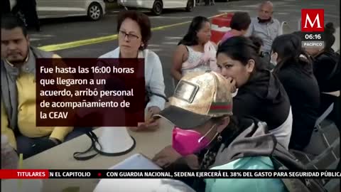 Victims protest in Segob; they take out chairs to serve them in the street