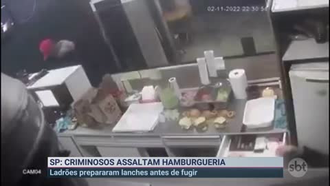 Assaltantes invadem hamburgueria e preparam lanches durante roubo | Primeiro Impacto (07/11/22)