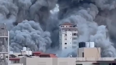 Deux tours de la ville de Ghaza touchées par un bombardement aérien