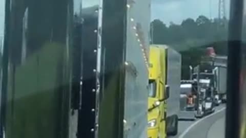 🇺🇲🇨🇦 American truckers from South Carolina are on their way to the Canadian border. ⚡🚛