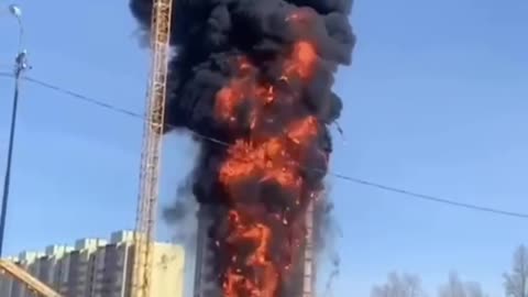 Rusia | Fuerte incendio devora un edificio en construcción en Rusia.