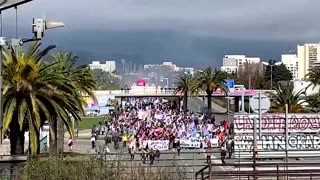 Police clash with pension protesters in Nantes