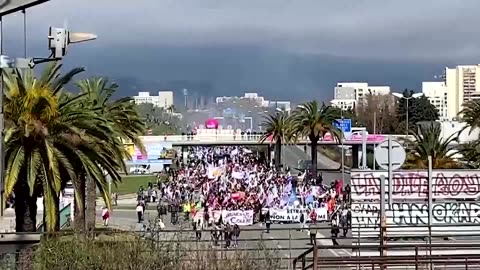 Police clash with pension protesters in Nantes